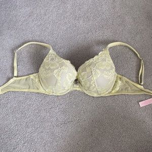 VICTORIAS SECRET PALE YELLOW LACE BRA